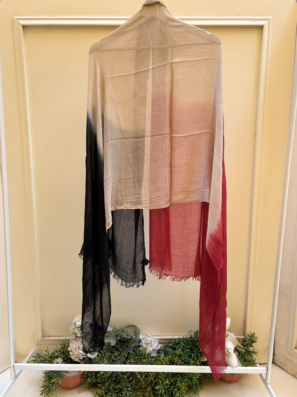 Black beige red ombre linen